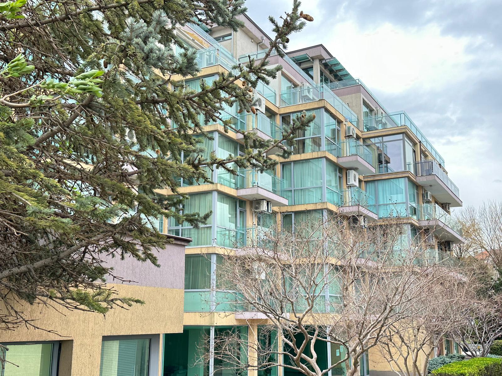 Dwupokojowy apartament w centrum Nesebyru z częściowym widokiem na morze