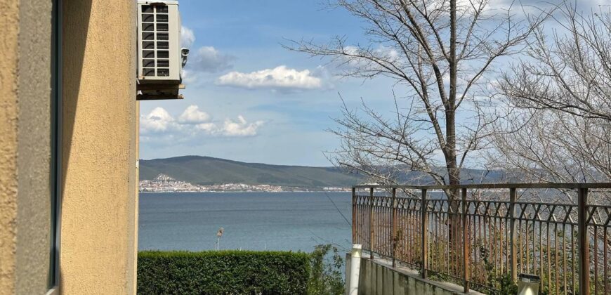 Dwupokojowy apartament w centrum Nesebyru z częściowym widokiem na morze