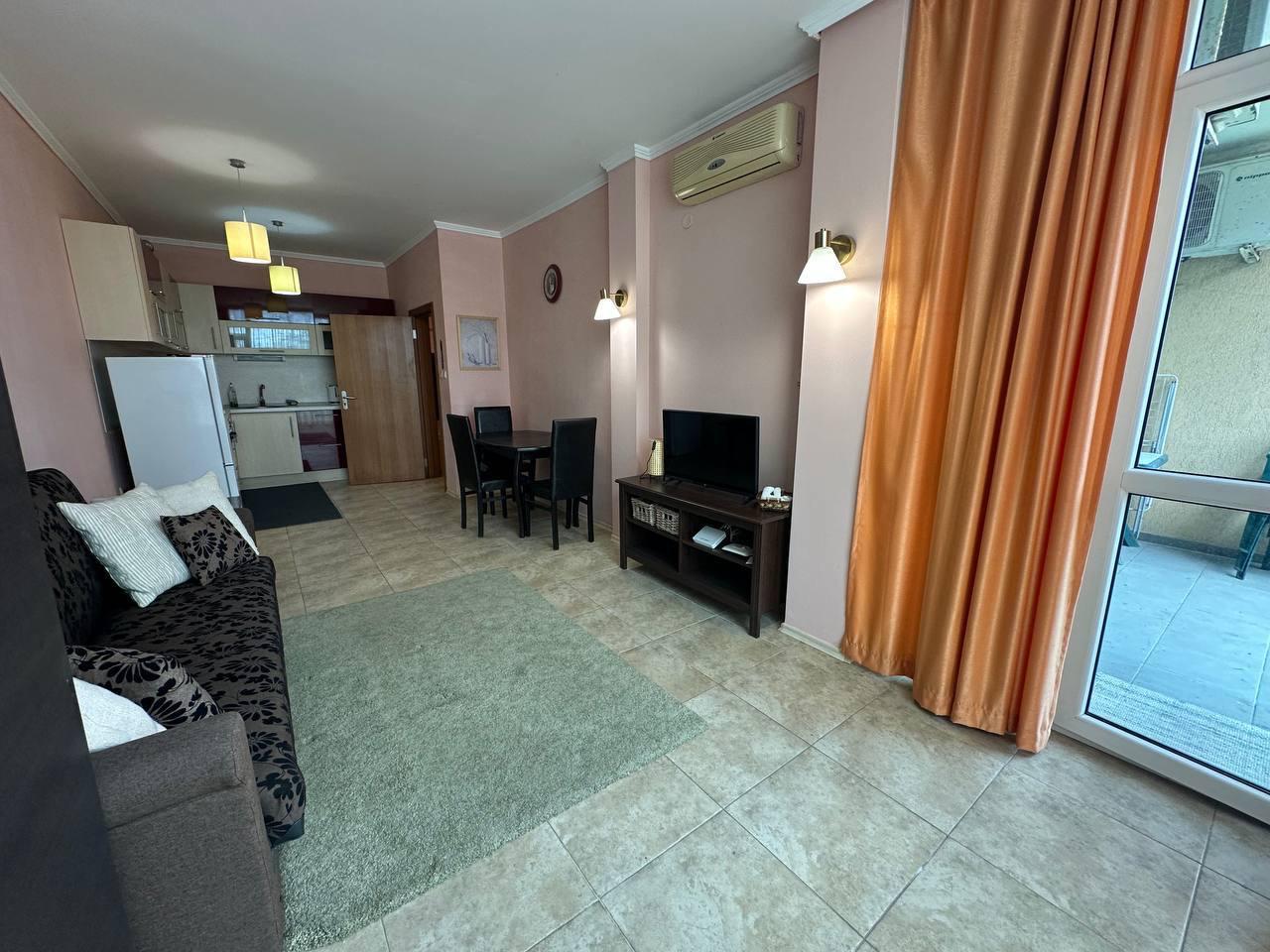 Dwupokojowy apartament w centrum Nesebyru z częściowym widokiem na morze